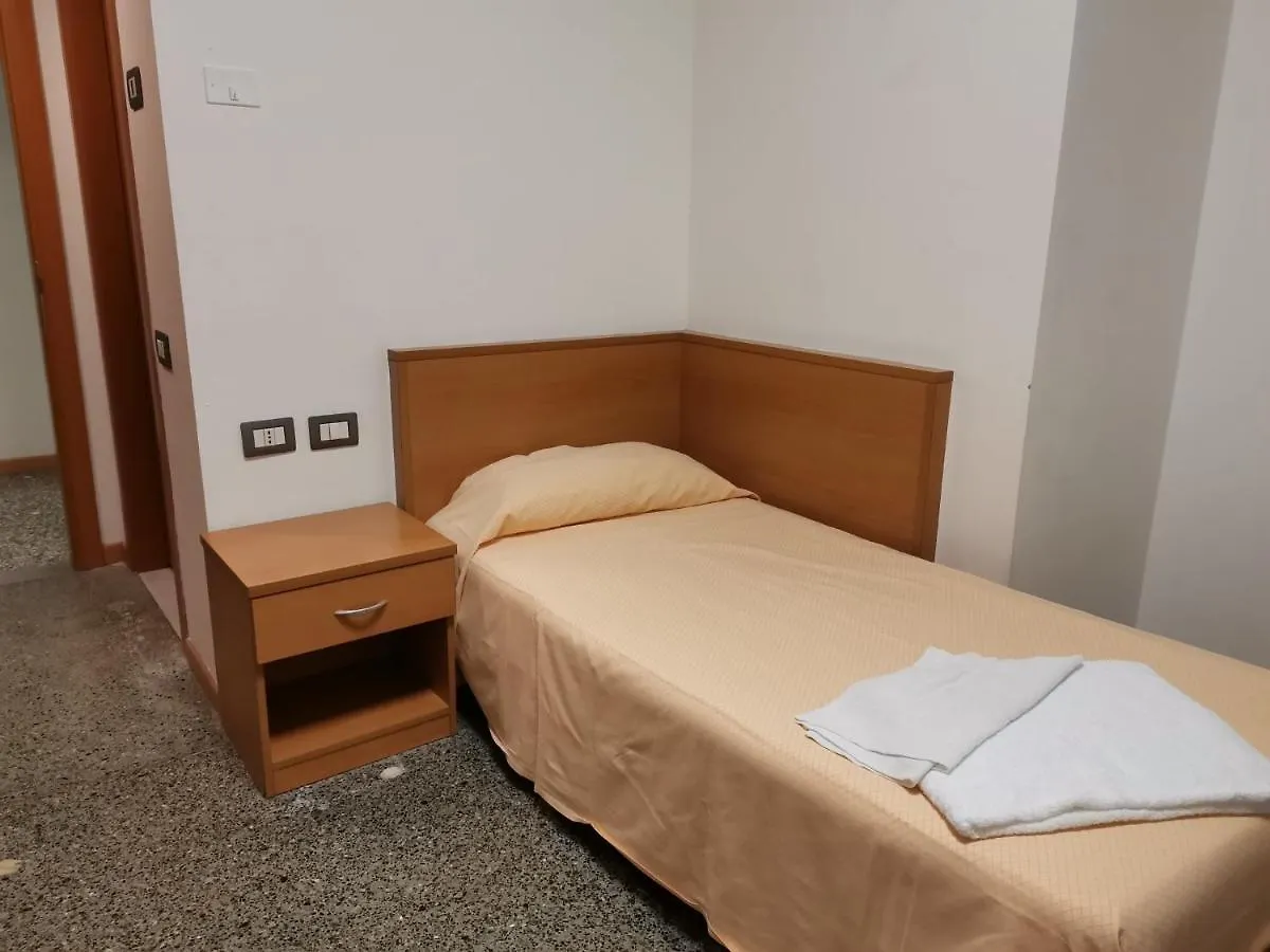 For Students Only Cosy Ensuite Rooms At Galileo Galilei In Milánó 0*,